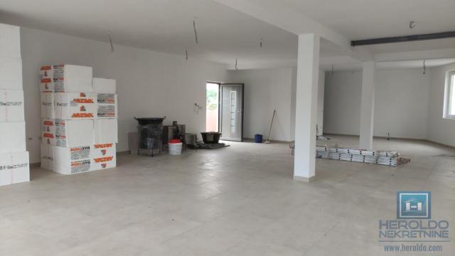 Poslovni prostor, Jednosoban, Izdavanje, 140m2, Centar, Gradska lokacija, Rekovac