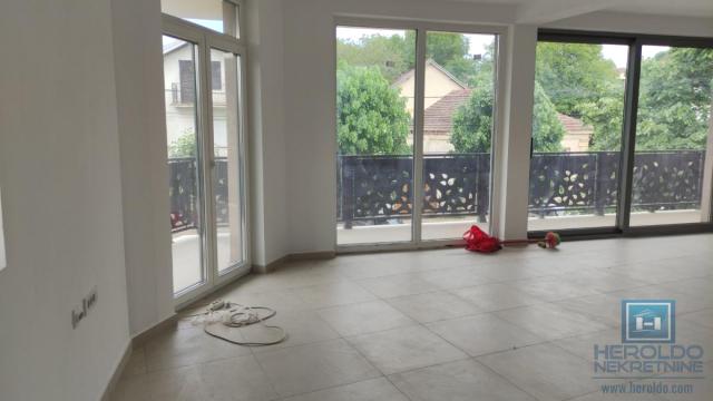 Poslovni prostor, Jednosoban, Izdavanje, 140m2, Centar, Gradska lokacija, Rekovac