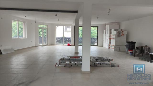 Poslovni prostor, Jednosoban, Izdavanje, 140m2, Centar, Gradska lokacija, Rekovac