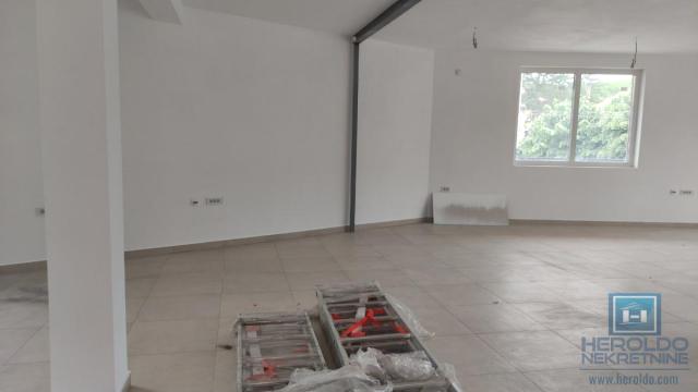 Poslovni prostor, Jednosoban, Izdavanje, 140m2, Centar, Gradska lokacija, Rekovac