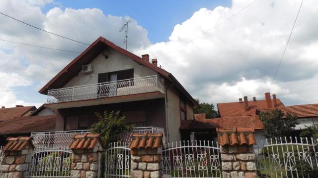 Kuća, četvorosoban, Prodaja, 220m2, Centar, Gradska lokacija, Ćuprija