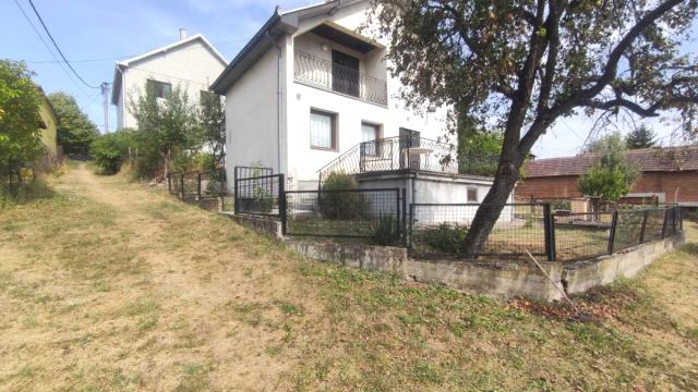 Kuća, četvorosoban, Prodaja, 180m2, Centar, Gradska lokacija, Rekovac