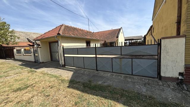 Kuća, Trosoban, Prodaja, 140m2, Melenci, Okolno mesto, Zarka Ostojina