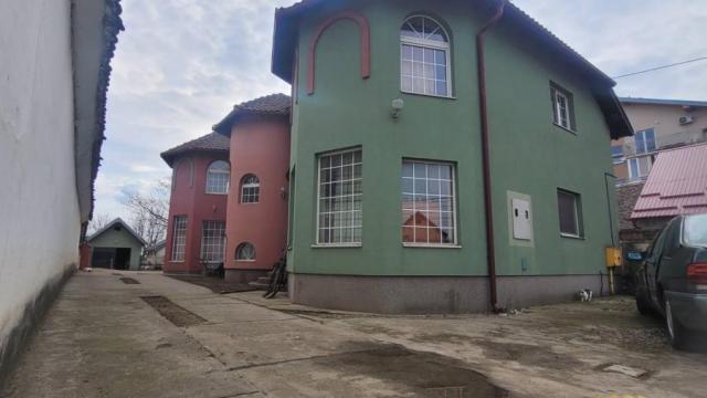 Kuća, Petosoban, Izdavanje, 350m2, Surčin (mesto), Surčin, Vojvođanska