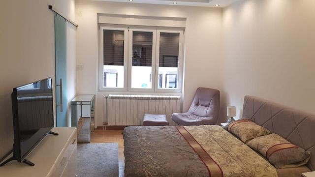 Stan, Trosoban, Izdavanje, 105m2, Krunska