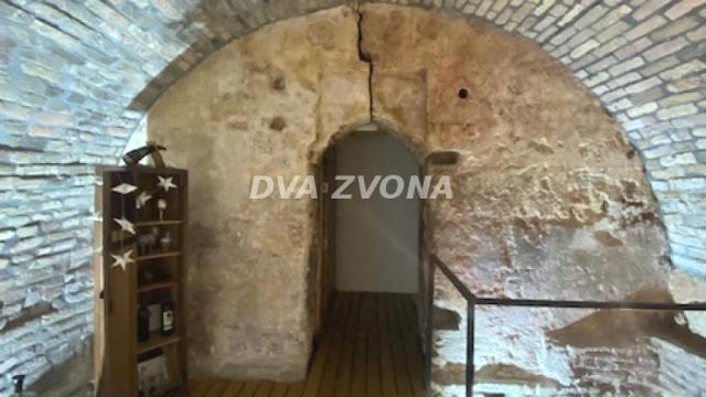 Poslovni prostor, Prodaja, 630m2, Stari Slankamen, Okolno mesto, Indjija