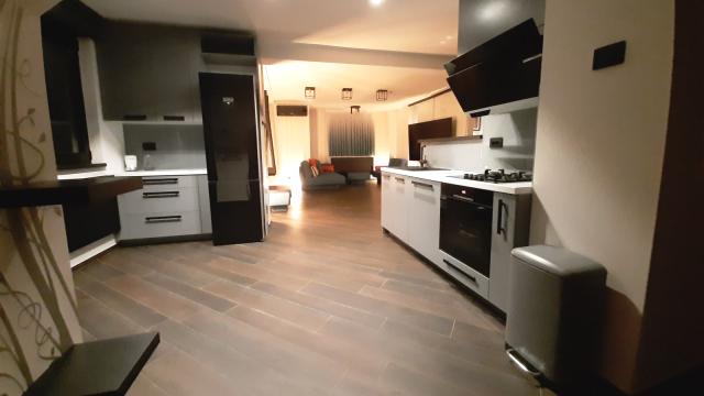 Stan, Troiposoban, Prodaja, 240m2, Laze Kostica