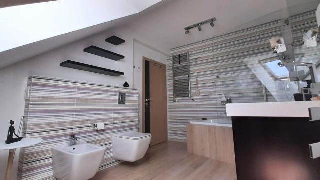 Stan, Troiposoban, Prodaja, 240m2, Laze Kostica
