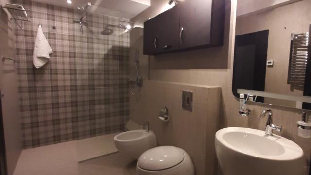 Stan, Troiposoban, Prodaja, 240m2, Laze Kostica