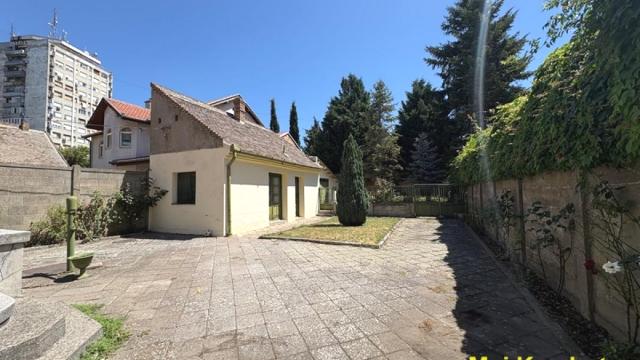 Kuća, Dvosoban, Izdavanje, 142m2, Centar, Gradska lokacija, Maksima Gorkog