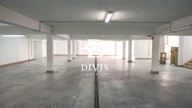 Kuća, Petosoban i veći, Izdavanje, 1400m2, Pivljanina Baja