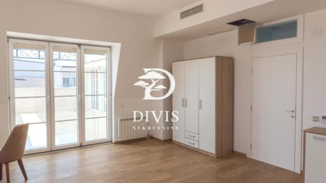 Kuća, Petosoban i veći, Izdavanje, 1400m2, Pivljanina Baja