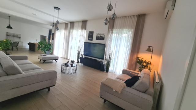 Stan, Petosoban i veći, Prodaja, 220m2, Velisava Vulovića