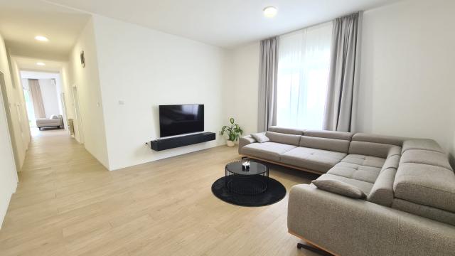 Stan, Petosoban i veći, Prodaja, 220m2, Velisava Vulovića