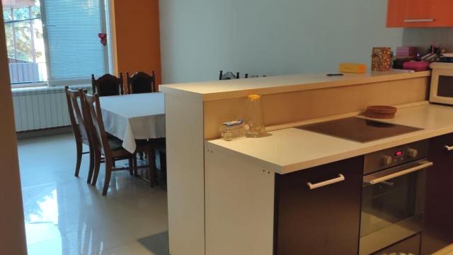Kuća, Petosoban, Izdavanje, 200m2, Batajnica, Zemun, Kralja Vladislava
