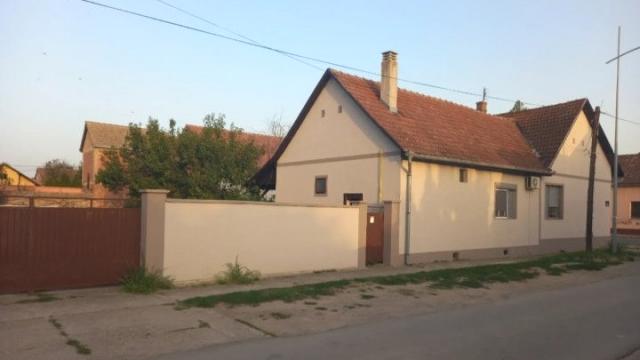 Kuća, četvorosoban, Prodaja, 153m2, Futog, Novi Sad, Cara Lazara