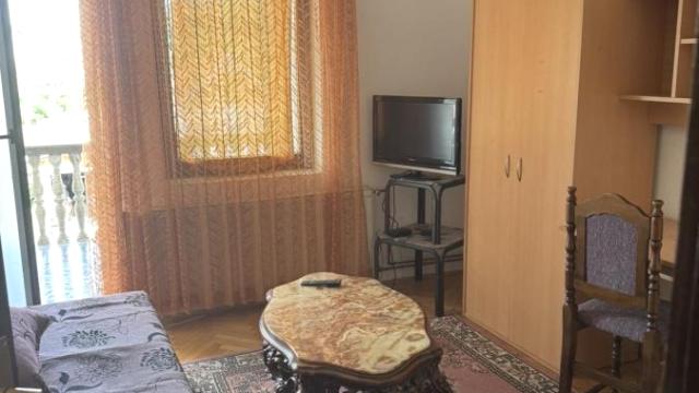 Kuća, Petosoban, Izdavanje, 340m2, Kolonija Zmaj, Zemun, Vere Dedović