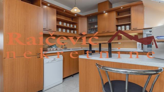 Stan, Petosoban, Prodaja, 158m2, Karadjordjev trg, Zemun, 22. oktobra