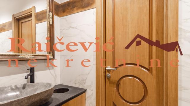 Poslovni prostor, Trosoban, Prodaja, 210m2, Centar, Stari grad, Djure Danicica