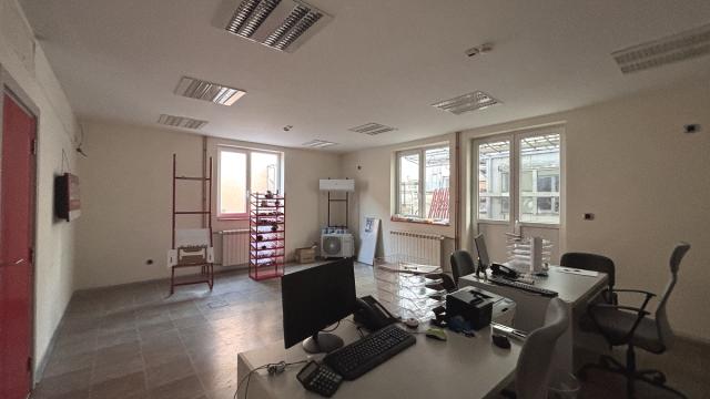 Poslovni prostor, Trosoban, Izdavanje, 360m2, Ugrinovačka
