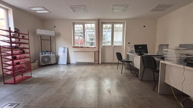 Poslovni prostor, Trosoban, Izdavanje, 360m2, Ugrinovačka