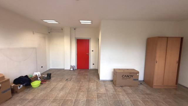 Poslovni prostor, Trosoban, Izdavanje, 360m2, Ugrinovačka