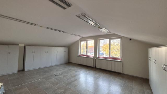 Poslovni prostor, Trosoban, Izdavanje, 360m2, Ugrinovačka