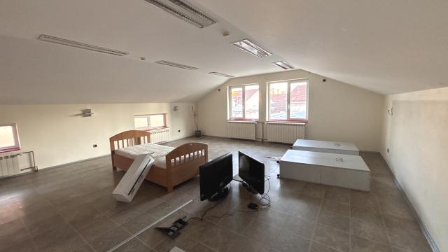 Poslovni prostor, Trosoban, Izdavanje, 360m2, Ugrinovačka