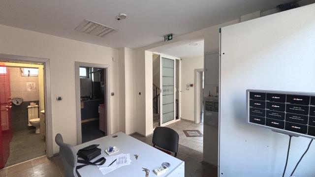 Poslovni prostor, Trosoban, Izdavanje, 360m2, Ugrinovačka