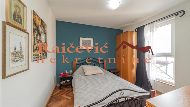 Stan, Petosoban, Prodaja, 158m2, Karadjordjev trg, Zemun, 22. oktobra