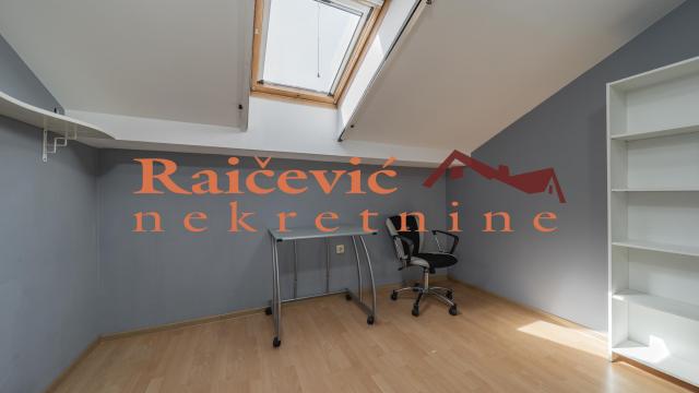 Stan, Petosoban, Prodaja, 158m2, Karadjordjev trg, Zemun, 22. oktobra