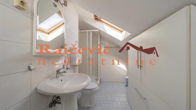 Stan, Petosoban, Prodaja, 158m2, Karadjordjev trg, Zemun, 22. oktobra