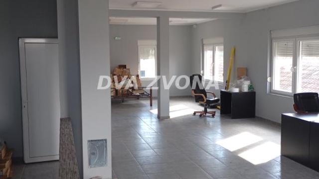 Poslovni prostor, Trosoban, Izdavanje, 480m2, Širi centar, Gradska lokacija, Temerin