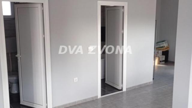 Poslovni prostor, Trosoban, Izdavanje, 480m2, Širi centar, Gradska lokacija, Temerin