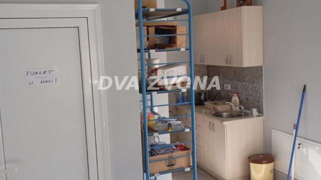 Poslovni prostor, Trosoban, Izdavanje, 480m2, Širi centar, Gradska lokacija, Temerin