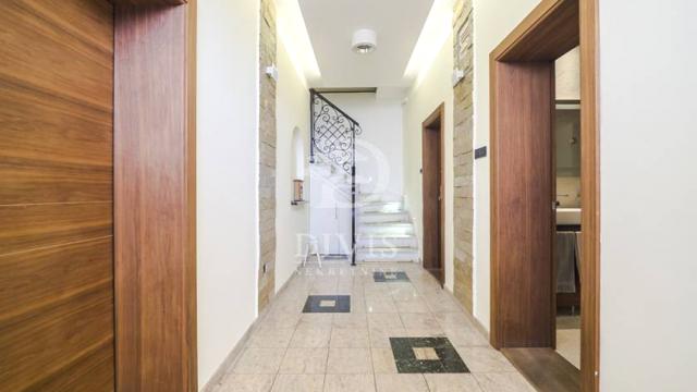 Stan, Petosoban i veći, Izdavanje, 252m2, Dinarska