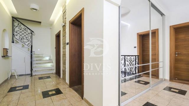 Stan, Petosoban i veći, Izdavanje, 252m2, Dinarska