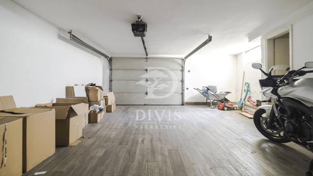 Stan, Petosoban i veći, Izdavanje, 252m2, Dinarska