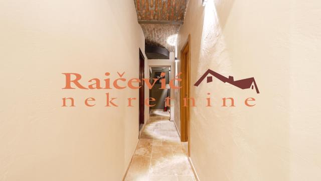 Poslovni prostor, Trosoban, Prodaja, 210m2, Centar, Stari grad, Djure Danicica