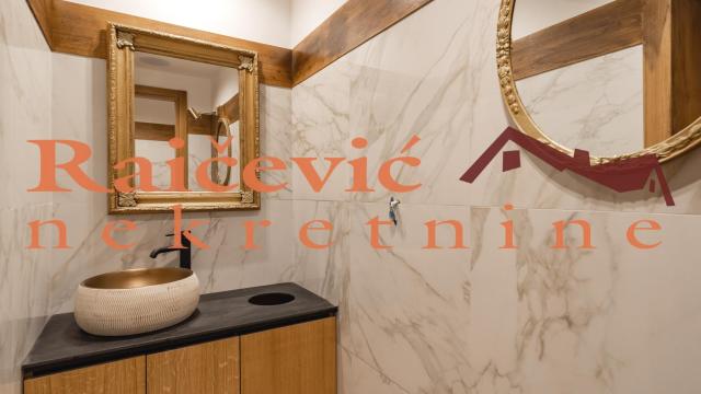 Poslovni prostor, Trosoban, Prodaja, 210m2, Centar, Stari grad, Djure Danicica