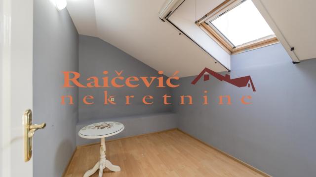 Stan, Petosoban, Prodaja, 158m2, Karadjordjev trg, Zemun, 22. oktobra