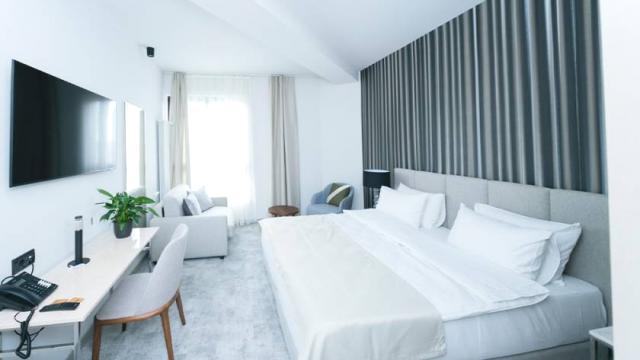 Stan, Petosoban i veći, Prodaja, 701m2, Takovska