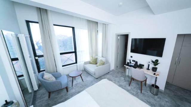 Stan, Petosoban i veći, Prodaja, 701m2, Takovska