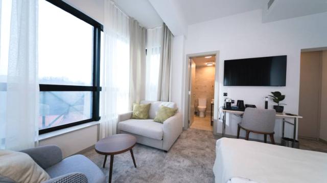 Stan, Petosoban i veći, Prodaja, 701m2, Takovska