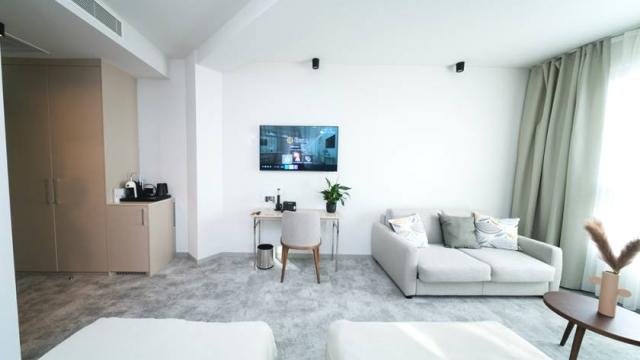 Stan, Petosoban i veći, Prodaja, 701m2, Takovska