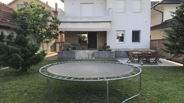 Kuća, Petosoban i veći, Izdavanje, 300m2, Zemun, Zemun