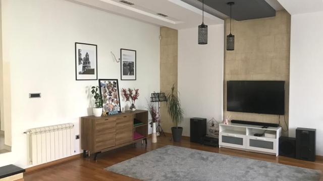 Kuća, Petosoban i veći, Izdavanje, 300m2, Zemun, Zemun