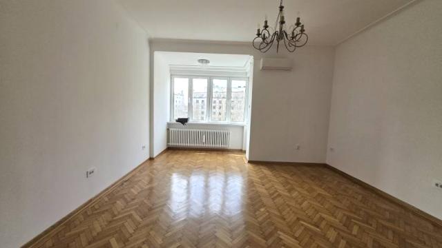 Stan, četvoroiposoban, Izdavanje, 136m2, Trg Nikole Pašića