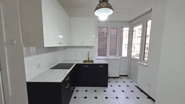 Stan, četvoroiposoban, Izdavanje, 136m2, Trg Nikole Pašića