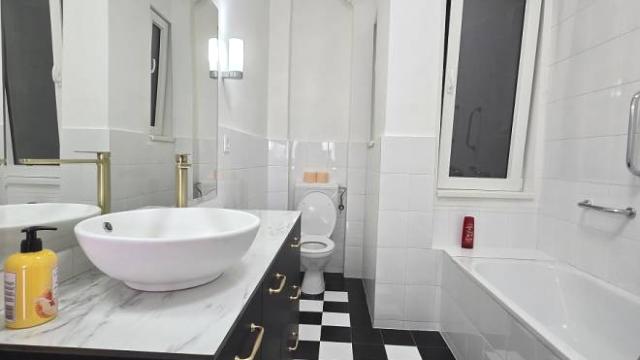 Stan, četvoroiposoban, Izdavanje, 136m2, Trg Nikole Pašića